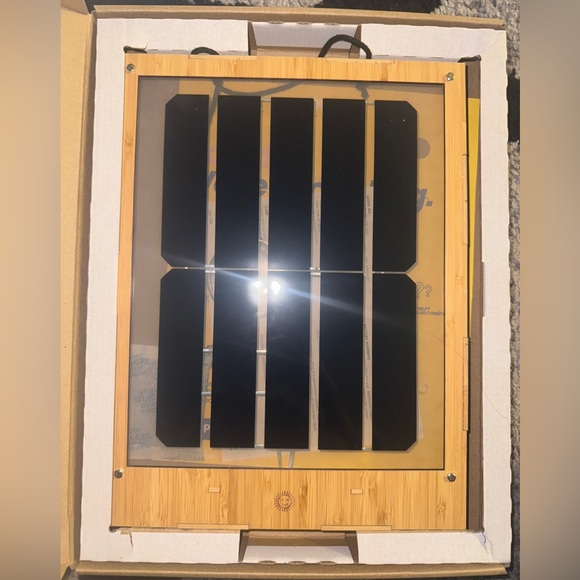 Grouphug Solar Panel/ Solar Charger for devices - Picture 1 of 4